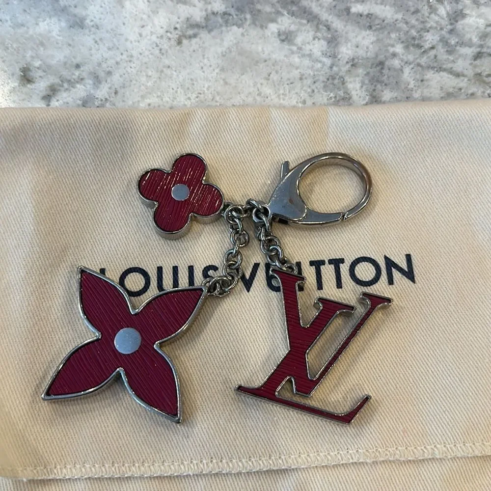 👜Louis Vuitton Fuchsia Fleur d’Epi Bag Charm Comes with dust bag, box an…